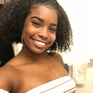 Meet your Posher, Zaakira